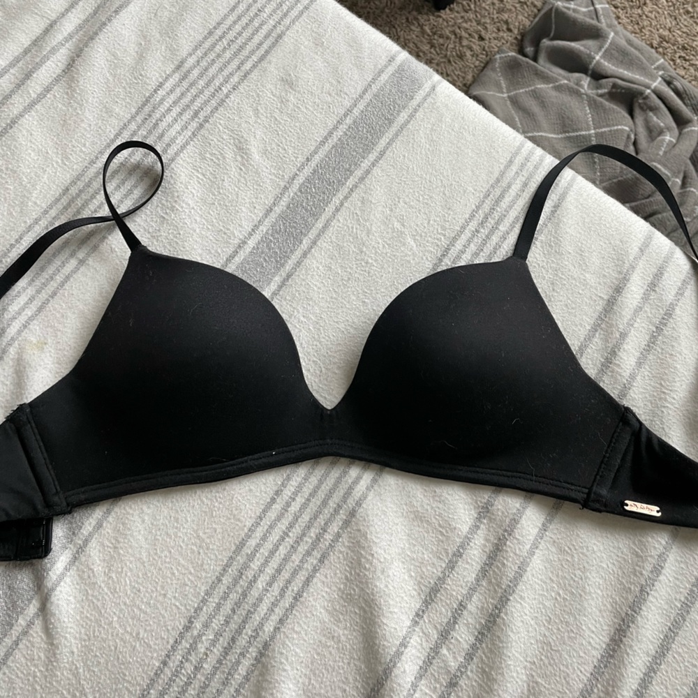 NWOT gilly hicks wireless push up bra